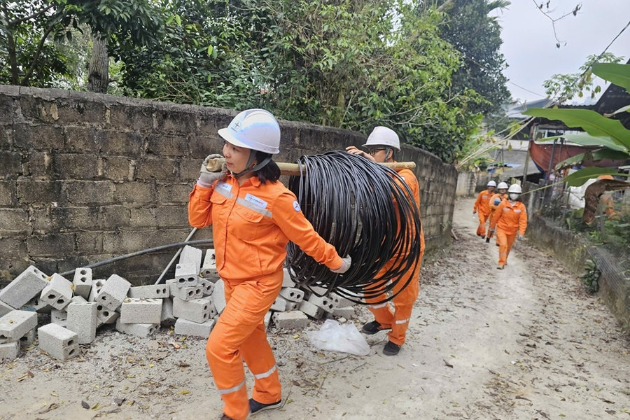 Nữ thợ điện Thái Nguyên khẳng định năng lực trong những công việc kỹ thuật