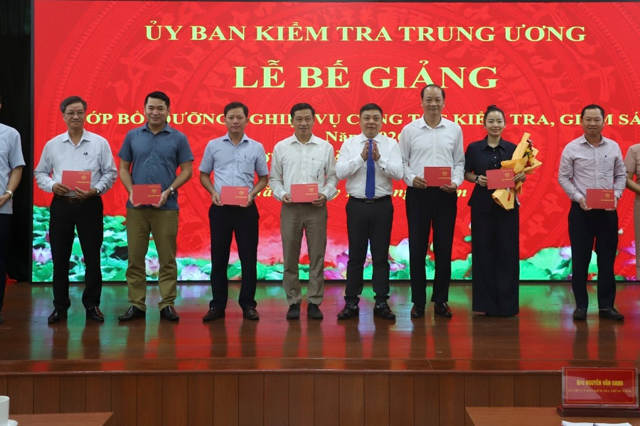 Tiếp tục nâng cao năng lực đội ngũ cán bộ kiểm tra, giám sát của Đảng ở cấp cơ sở trong giai đoạn mới