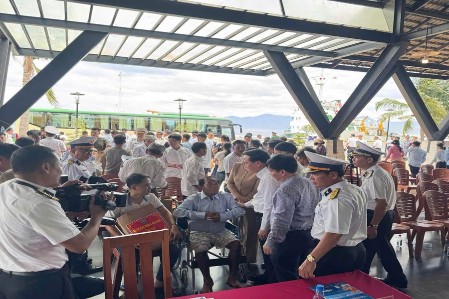 Thắp lửa Đảng trên những con tàu vươn khơi