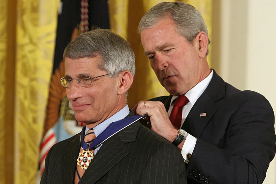 Chuyện ít biết về Anthony Fauci Kỳ 1: Tượng đài y học thế giới