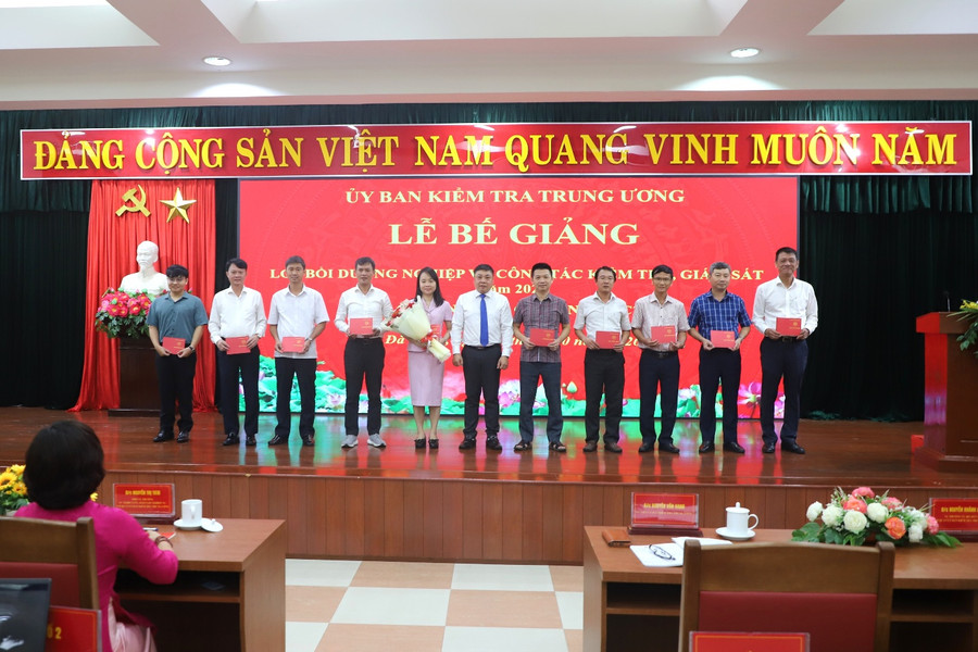 Bế giảng Lớp bồi dưỡng nghiệp vụ công tác kiểm tra, giám sát cấp tỉnh năm 2026 tại thành phố Đà Nẵng