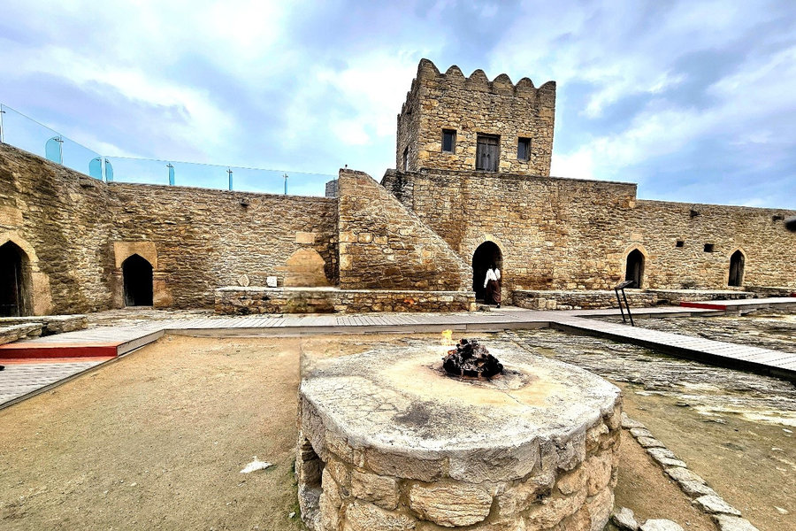 Baku - hồn di sản giữa miền đất lửa